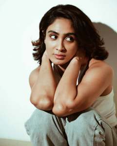 deepti-sati-in-jeans-and-sleeveless-crop-top-high-neck-photos-002