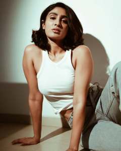 deepti-sati-in-jeans-and-sleeveless-crop-top-high-neck-photos-003