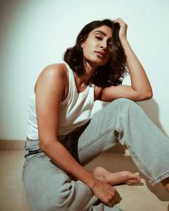 deepti-sati-in-jeans-and-sleeveless-crop-top-high-neck-photos-005