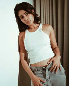 deepti-sati-in-jeans-and-sleeveless-crop-top-high-neck-photos-007