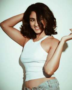 deepti-sati-in-jeans-and-sleeveless-crop-top-high-neck-photos-008
