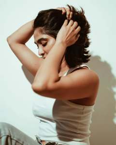 deepti-sati-in-jeans-and-sleeveless-crop-top-high-neck-photos-010
