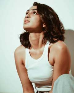 deepti-sati-in-jeans-and-sleeveless-crop-top-high-neck-photos-013