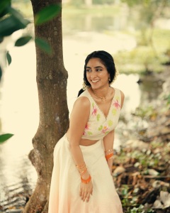 deepti-sati-in-onam-paavada-and-blouse-dress-photos-002