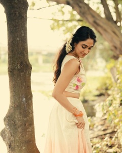 deepti-sati-in-onam-paavada-and-blouse-dress-photos-003