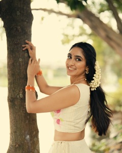 deepti-sati-in-onam-paavada-and-blouse-dress-photos-006
