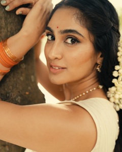deepti-sati-in-onam-paavada-and-blouse-dress-photos-007