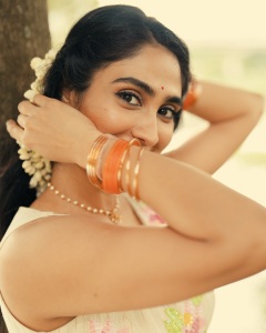 deepti-sati-in-onam-paavada-and-blouse-dress-photos-008