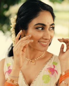 deepti-sati-in-onam-paavada-and-blouse-dress-photos-009