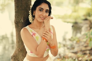deepti-sati-in-onam-paavada-and-blouse-dress-photos-011