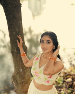 deepti-sati-in-onam-paavada-and-blouse-dress-photos-012