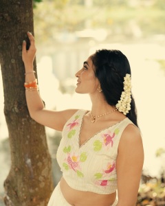 deepti-sati-in-onam-paavada-and-blouse-dress-photos-013