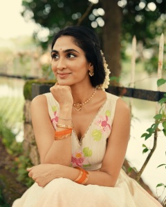 deepti-sati-in-onam-paavada-and-blouse-dress-photos-014