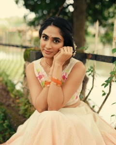 deepti-sati-in-onam-paavada-and-blouse-dress-photos-015