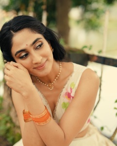 deepti-sati-in-onam-paavada-and-blouse-dress-photos-016