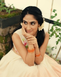 deepti-sati-in-onam-paavada-and-blouse-dress-photos-017