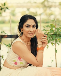 deepti-sati-in-onam-paavada-and-blouse-dress-photos-018