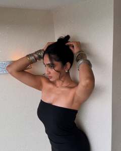 deepti-sati-in-strapless-black-cropped-top-photos-003