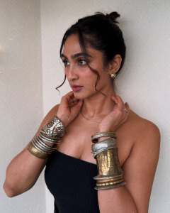 deepti-sati-in-strapless-black-cropped-top-photos-005