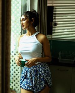 deepti-sati-in-white-top-and-shorts-photos-001