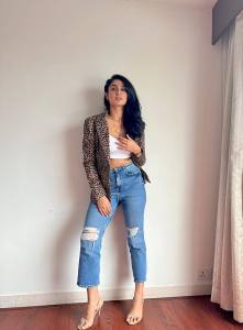 deepti-sati-in-white-top-and-shorts-photos-009