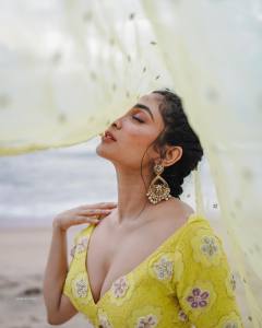 deepti-sati-in-yellow-lehenga