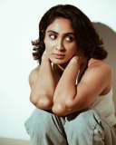 deepti-sati-in-jeans-and-sleeveless-crop-top-high-neck-photos-002
