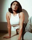 deepti-sati-in-jeans-and-sleeveless-crop-top-high-neck-photos-003