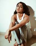 deepti-sati-in-jeans-and-sleeveless-crop-top-high-neck-photos-009