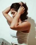 deepti-sati-in-jeans-and-sleeveless-crop-top-high-neck-photos-010
