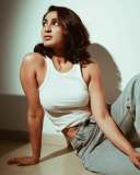 deepti-sati-in-jeans-and-sleeveless-crop-top-high-neck-photos-011