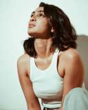 deepti-sati-in-jeans-and-sleeveless-crop-top-high-neck-photos-013