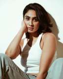 deepti-sati-in-jeans-and-sleeveless-crop-top-high-neck-photos