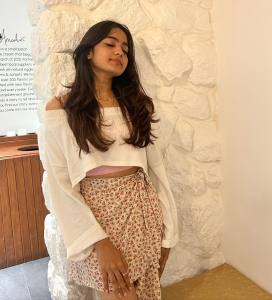 devika-sanjay-in-cropped-blouse-and-floral-pattern-shorts-002