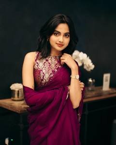 devika-sanjay-in-maroon-saree-with-printed-sleeves-blouse-photos.__444992568_459397149814699_4686404563405520969_n