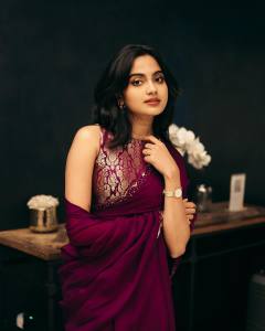 devika-sanjay-in-maroon-saree-with-printed-sleeves-blouse-photos.__445115640_1550346512489190_8796332203362468481_n