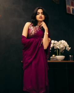 devika-sanjay-in-maroon-saree-with-printed-sleeves-blouse-photos.__445141622_455706503483460_8561730042898089849_n