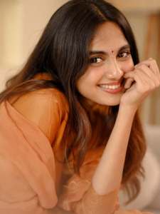 devika-sanjay-in-party-wear-simple-elegant-churidar-designs-photos-002