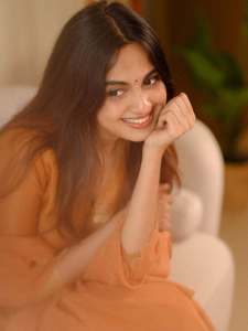 devika-sanjay-in-party-wear-simple-elegant-churidar-designs-photos-004