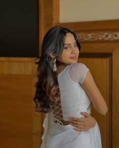 devika-sanjay-in-sheer-fluid-white-saree-likely-organza-or-tissue-chiffon-featuring-a-fine-white-lace-border-along-the-edges-with-same-colour-blouse-photos-004