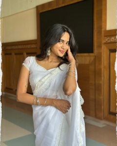 devika-sanjay-in-sheer-fluid-white-saree-likely-organza-or-tissue-chiffon-featuring-a-fine-white-lace-border-along-the-edges-with-same-colour-blouse-photos