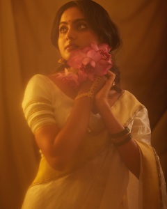 devika-sanjay-in-village-girl-look-photo-005