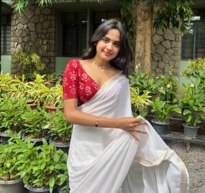 devika-sanjay-in-white-saree-with-red-blouse-combination-photos.__449043804_1921881121616765_8102759229676678765_n