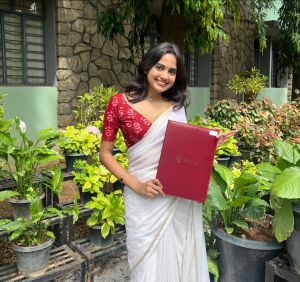 devika-sanjay-in-white-saree-with-red-blouse-combination-photos.__449069723_996422805513524_6398516605520454936_n