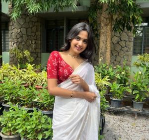 devika-sanjay-in-white-saree-with-red-blouse-combination-photos.__449083488_1864664043999272_458182812377782861_n