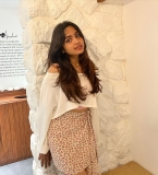 devika-sanjay-in-cropped-blouse-and-floral-pattern-shorts-001
