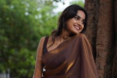 devika-sanjay-in-violet-tissue-saree-photos-002