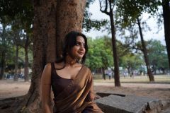 devika-sanjay-in-violet-tissue-saree-photos-004