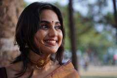 devika-sanjay-in-violet-tissue-saree-photos-005