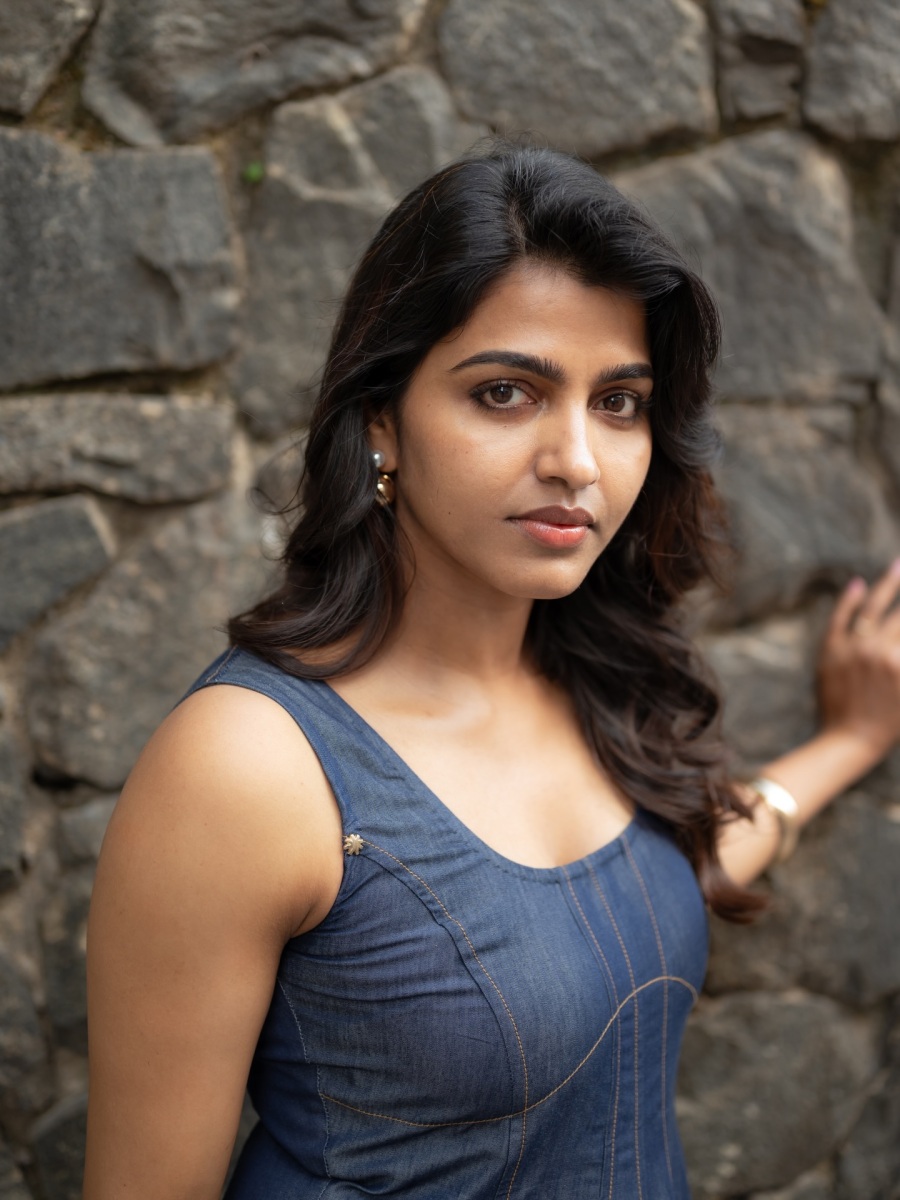 sai-dhanshika-wearing-jeans-material-long-dress-images-006